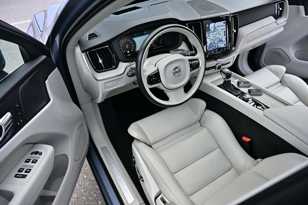 Volvo XC 60 =INSCRIPTION=Panorama=Camera360=CLIMA 4zon=HEAD-up=Distronic=Lane+Side