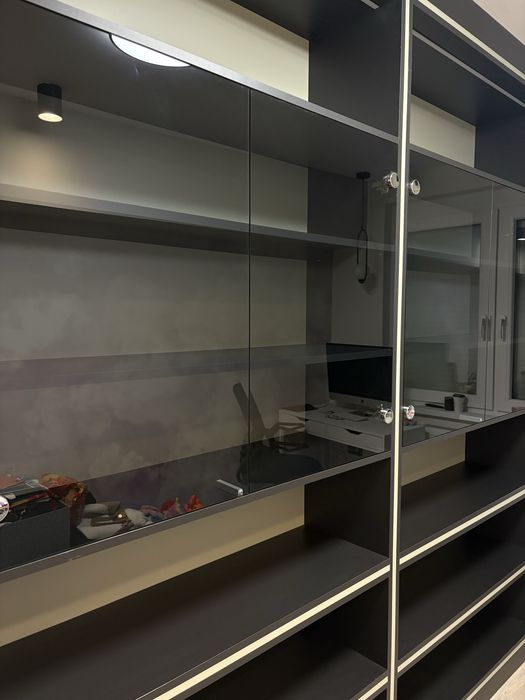 Bibliotecă living modernă cu vitrine – 299 × 248 cm – 300 lei