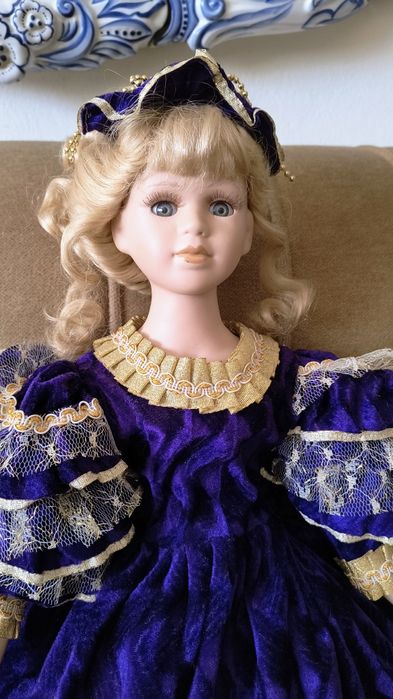 Голяма, порцеланова кукла