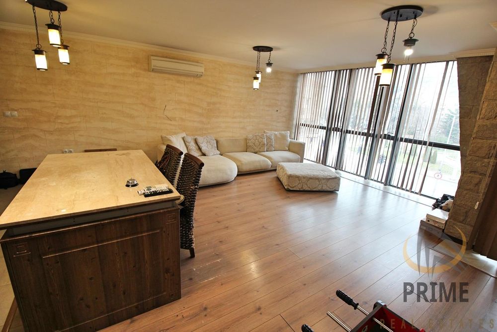 Дава се под наем Двустаен апартамент в Бургас, Център - 100 кв.м за 700 € - Снимка #2