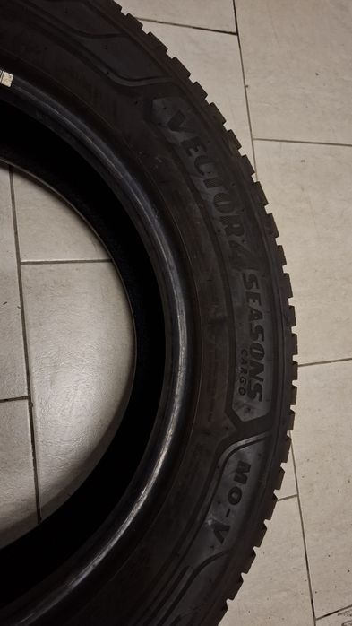Всесезонна бусова гума  GoodYear 225 55 17C