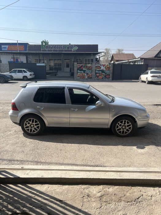 Продам golf 4 jahre объем 2л год 2000