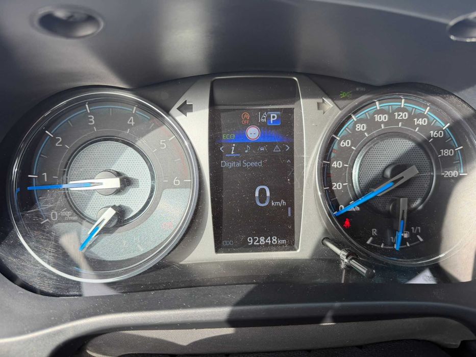 Vand TOYOTA HILUX 2.8 4x4 Invincible – 204 HP