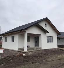 Vând case modulare pe structură metalică învelit cu panouri sandwich