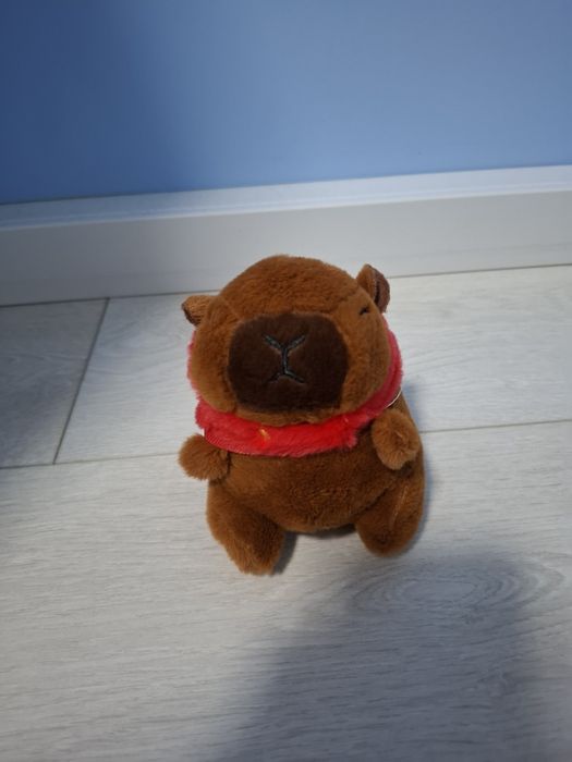 Breloc capibara cu capsuna