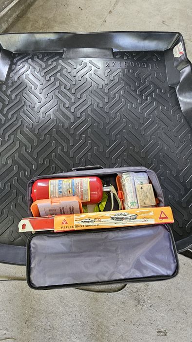 Продам коврик багажника