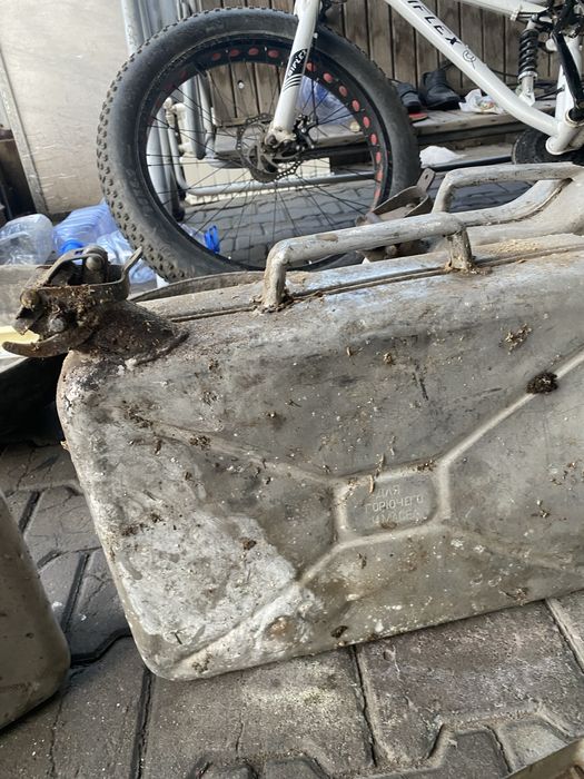 Продам канистры алюмини