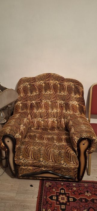 Отдам диван и два кресла