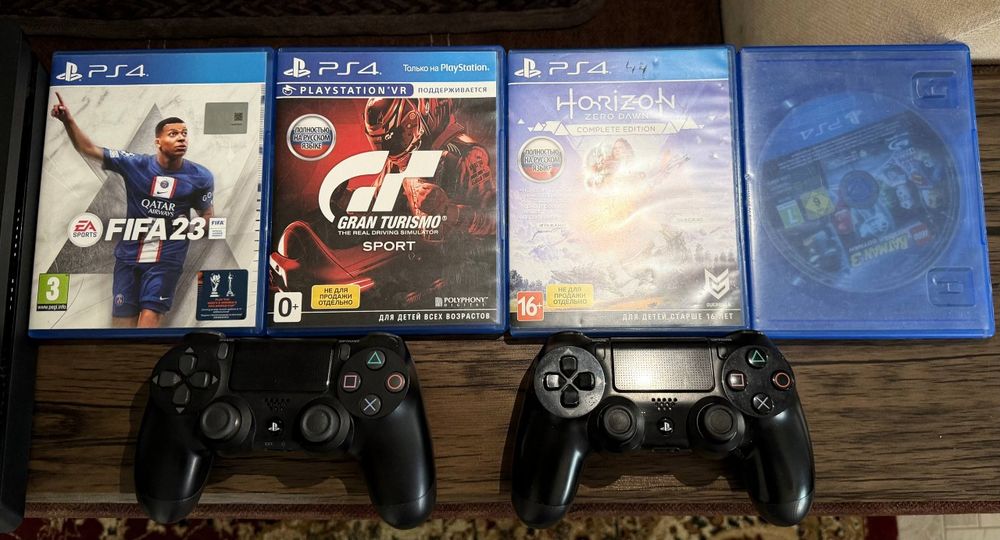 PlayStation 4 Slim + 2 джойстика + игры