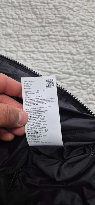 Продавам зимен елек HUGO БОС