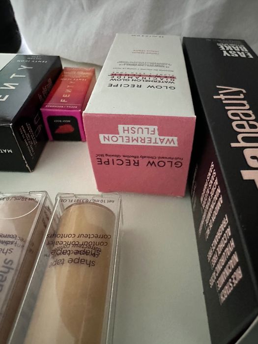 Козметика грим и грижа Fenty и Rare Beauty, Tarte, Guerlain, Glow Recipe, Estee Lauder, Huda и Erborian