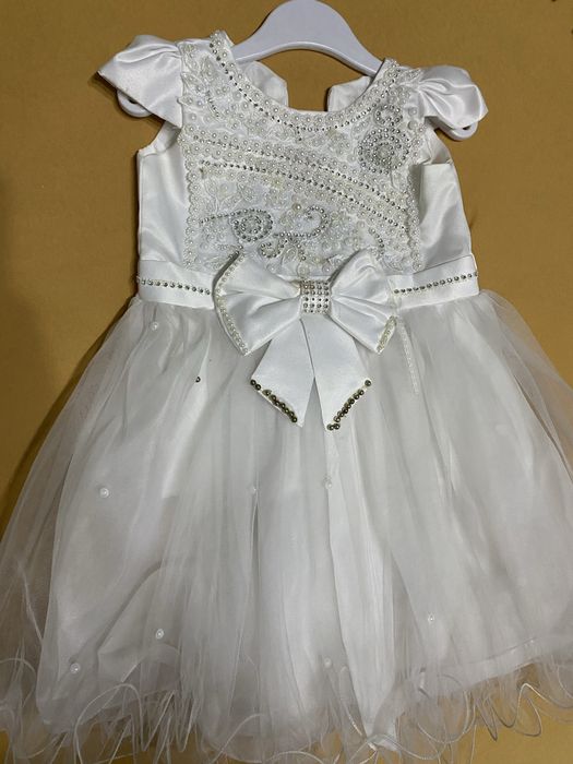 Продам нарядные платья на девочку