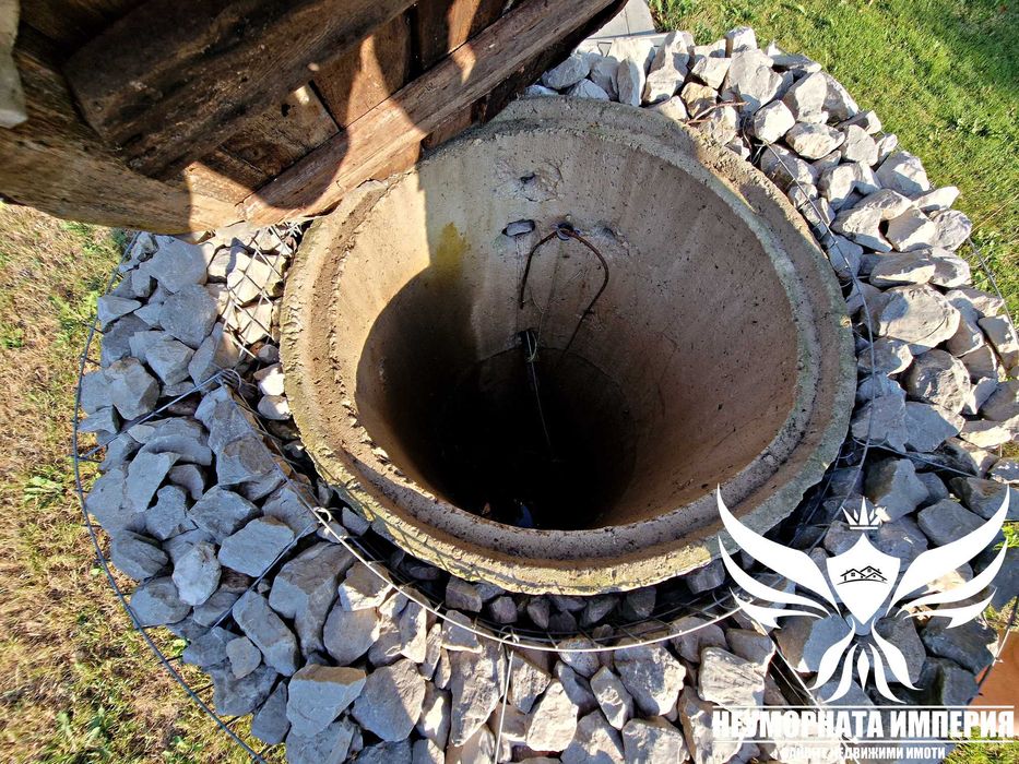 Двуетажна къща с гараж 300РЗП с 900кв. двор село Нови Извор