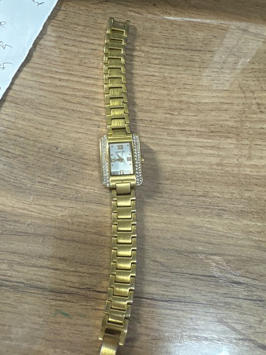 Продам часы золотистые