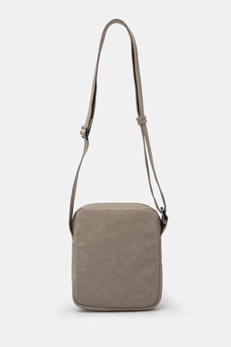 Барсетка Calvin Klein бежевая, монограммная