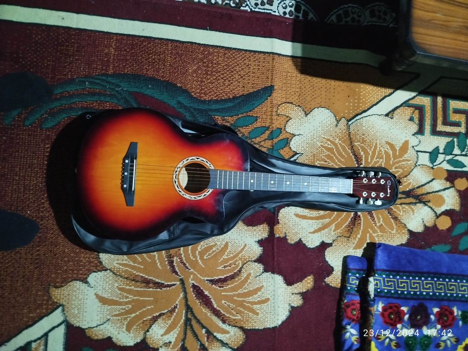 Gitara sotiladi papkasi bilan