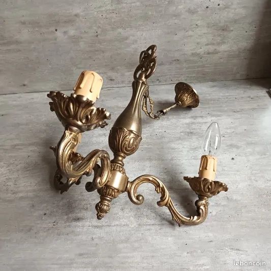 Superb candelabru antic din bronz masiv în stilul francez Louis ,piesa cu o lucrătură de o foarte mare finețe