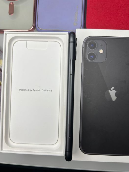 Iphone 11 , 128 GB + 2 протектора ,3 калъфа и слушалки