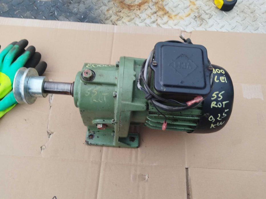 Reductor cu motor electric cu raport de 55 rotații pe minut