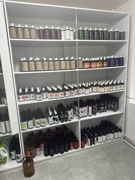 Шкаф с полкамиии