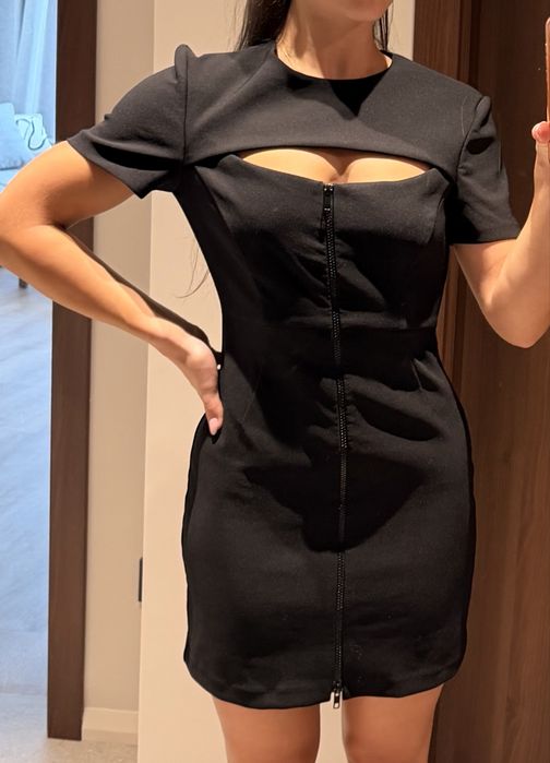 Черна рокля с цип ZARA