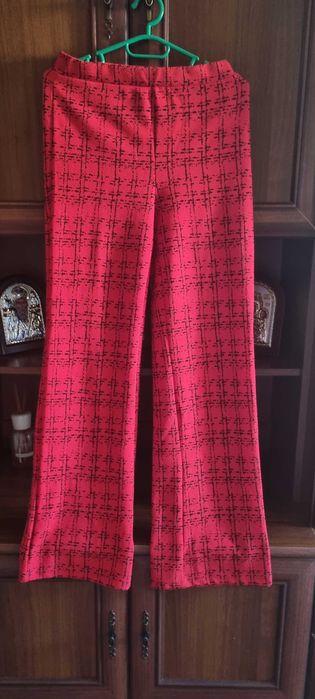 Pantaloni rosi elastici