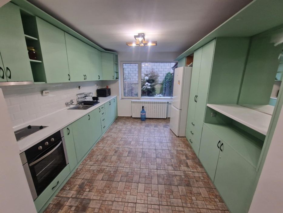 Голяма кухня в зелен цвят