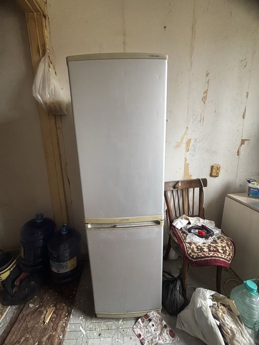 Холодильник двухкамерный Самсунг сотилади