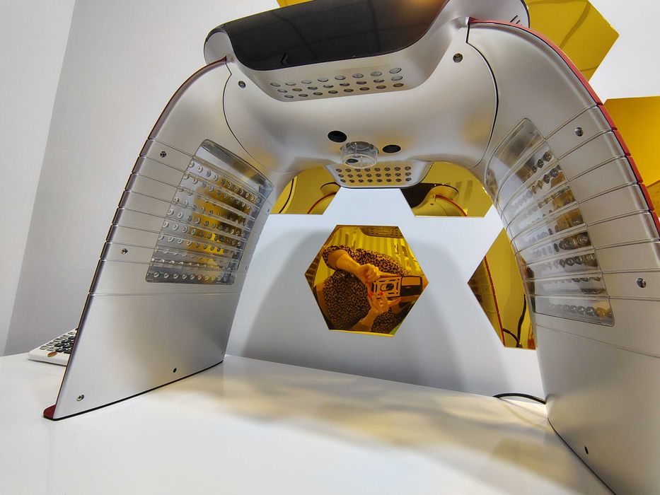 Dispozitiv cosmetic profesional cu lumini LED pentru față și corp