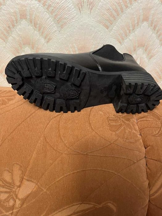 Продаю сапоги осенние новые