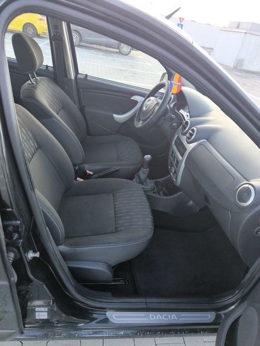 Vând Dacia Sandero Laureate 1.2 16V Black Line by Renault 2011 benzina