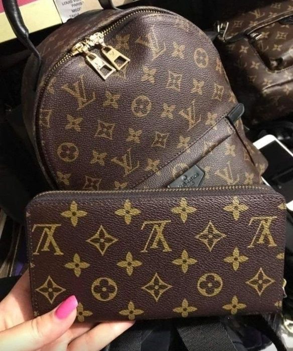 Rucsac+portofel LV, super calitate,feronerie metalica,dimensiune medie, saculet, etichetă