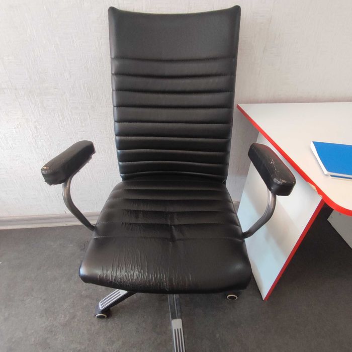 Продам кресло и стулья