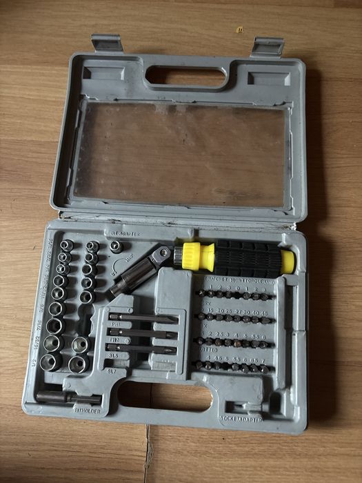 Set șurubelniță cu clichet și tubulare – incomplet.