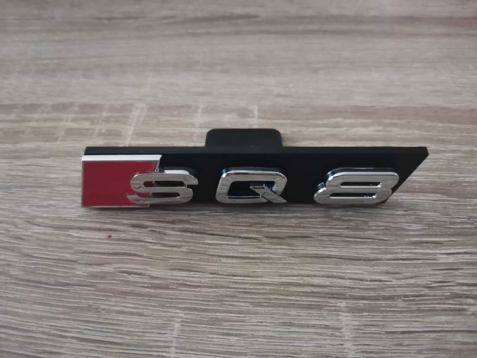 сребриста емблема Audi SQ8 за решетка със стикер