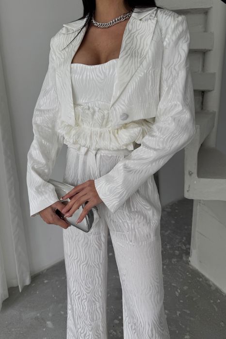 Дамски бял костюм от 3 части – сако, топ и широк панталон