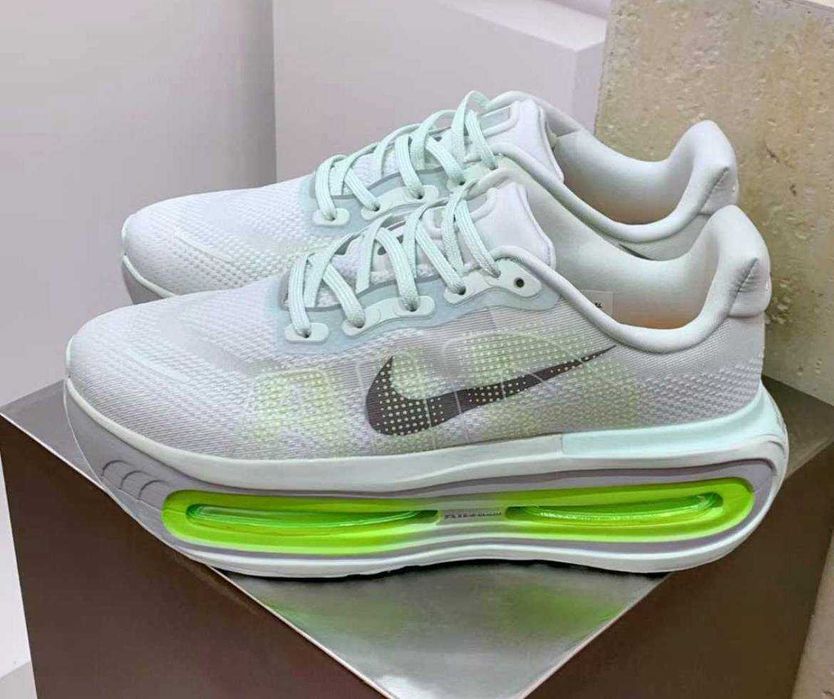 Нови дамски маратонки Nike Vomero Premium Barely Green Volt