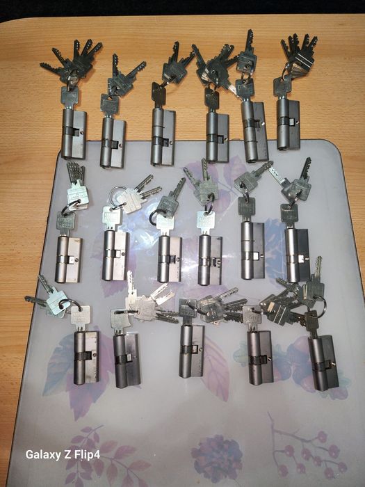 15 LEI buc Butuc yale