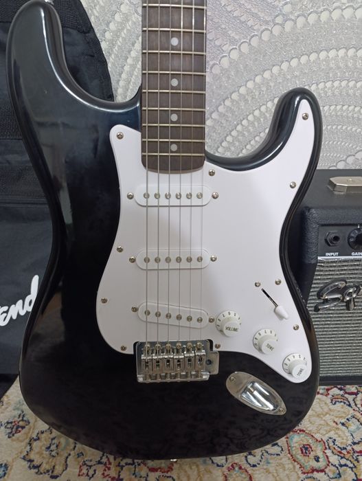 электрогитара Squier Stratocaster с комбиком вместе