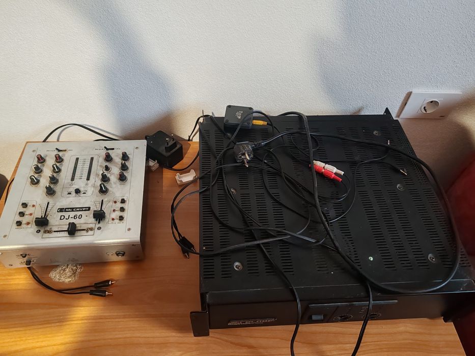 Vand 2 boxe MC Crypt cu statie si mixer