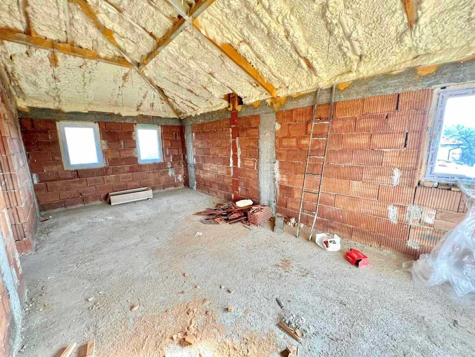 Двуетажна къща в село Писанец