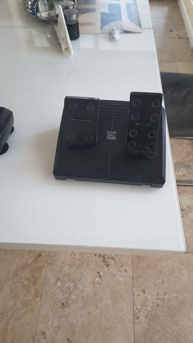 Vând volan si pedala PS4