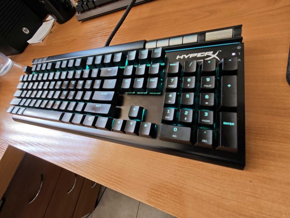 Геймърски компютър + механична клавиатура и геймърска мишка