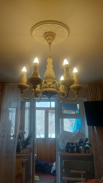 Продам Фарфоровую 6 рожковую Люстру