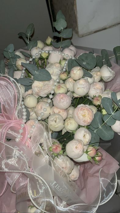 букет нежных кустовых роз
