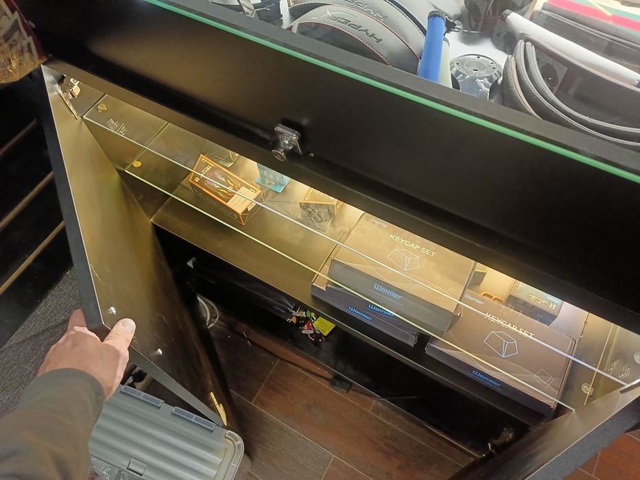 срочно продам витрины в магазин