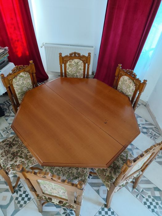 Masa din lemn   extensibilă cu 6 scaune.