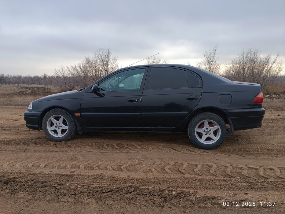 Тойота авенсис .