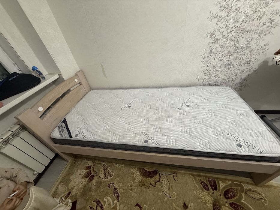 Продам односпальную кровать с матрасом