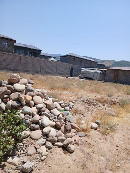 Uchastka yer sotiladi. Dacha qilish uchun tayyorlangan.